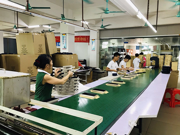 中晨紙品包裝禮品盒生產(chǎn)流水線