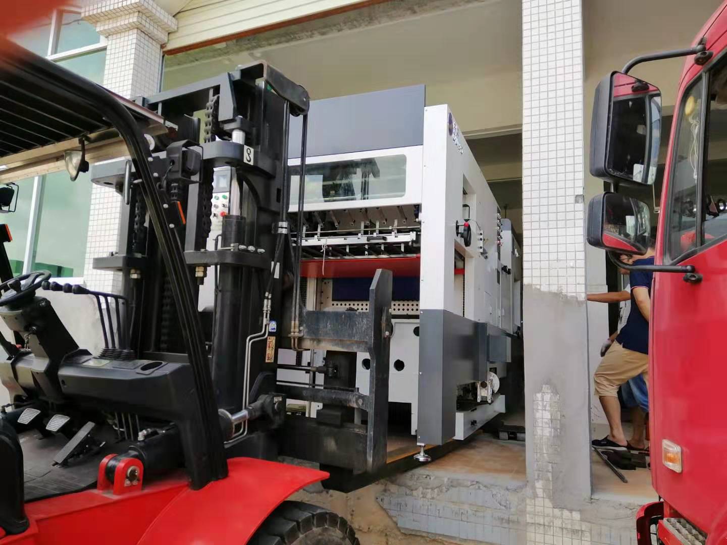 中晨紙品包裝再添新設(shè)備“自動模切壓痕機”，也稱全自動啤機.